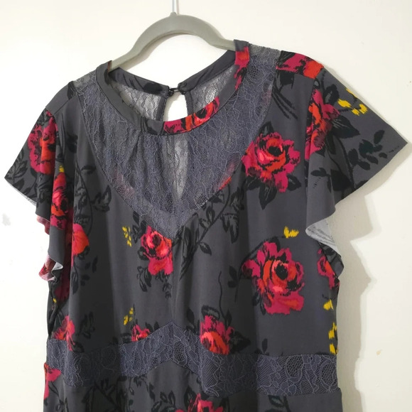 TORRID Studio Knit Lace Inset Short Flutter Sleeve Peplum Top, Dark Floral, 1 1X - Picture 3 of 16